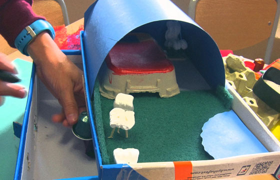 Niños arquitectos para cobijarse en la biblioteca RL023